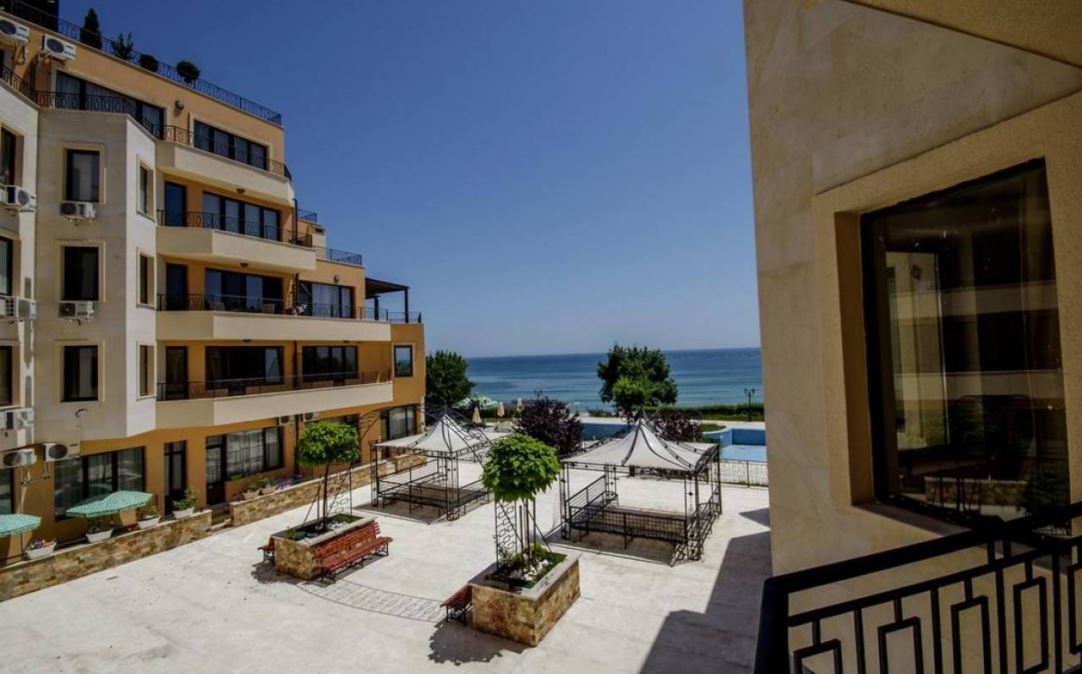 Zwei-Zimmer-Wohnung 50 Meter vom Strand in Ravda – modernes Gebäude, Komfort und ausgezeichnete Lage