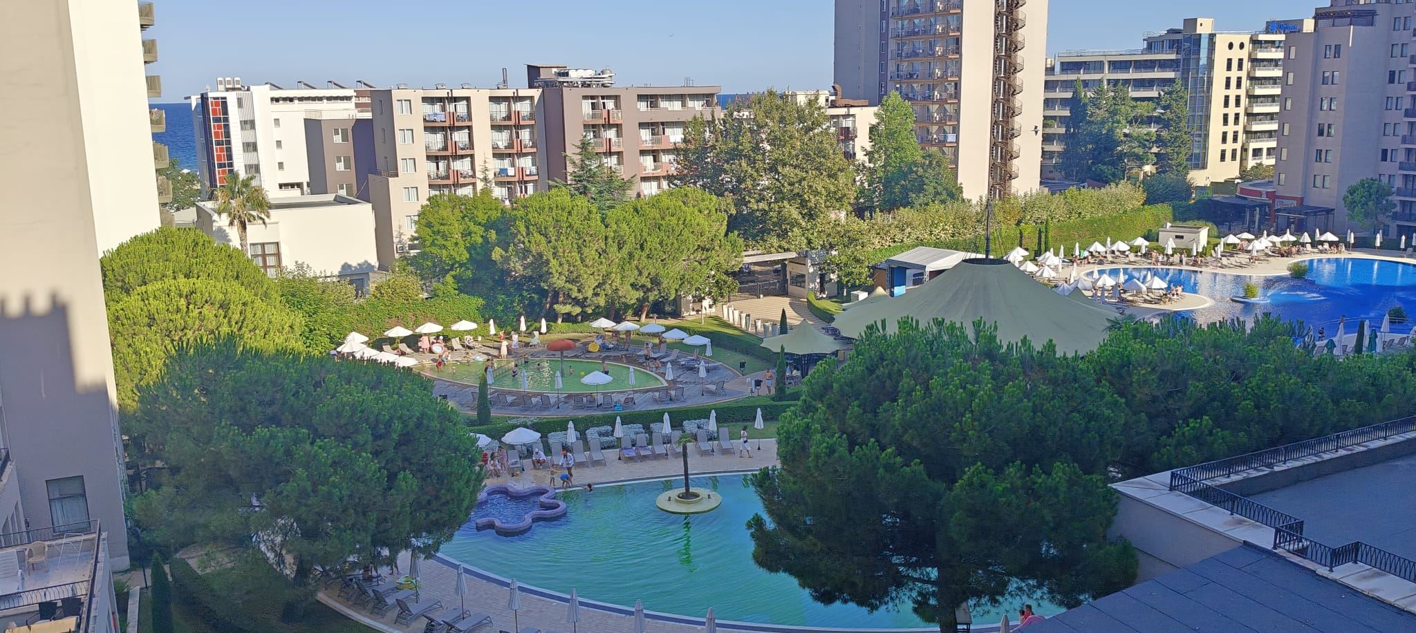 2-Zimmer-Wohnung mit Blick auf die Pools und teilweise Meerblick in Sonnenstrand – ausgezeichnete Wahl für Urlaub und Investition