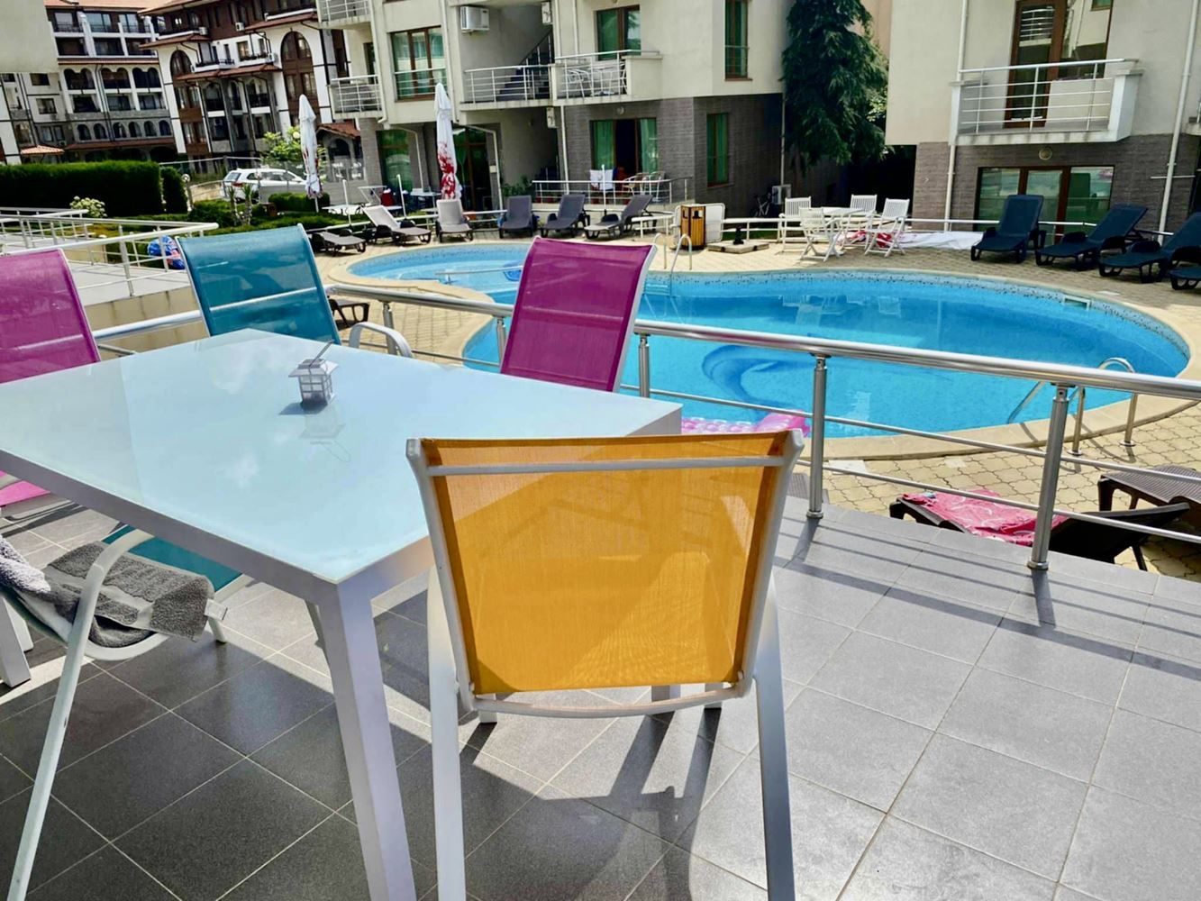 Drei-Zimmer-Wohnung mit Blick auf den Pool in Sveti Vlas – Komfort, Stil und hervorragende Lage
