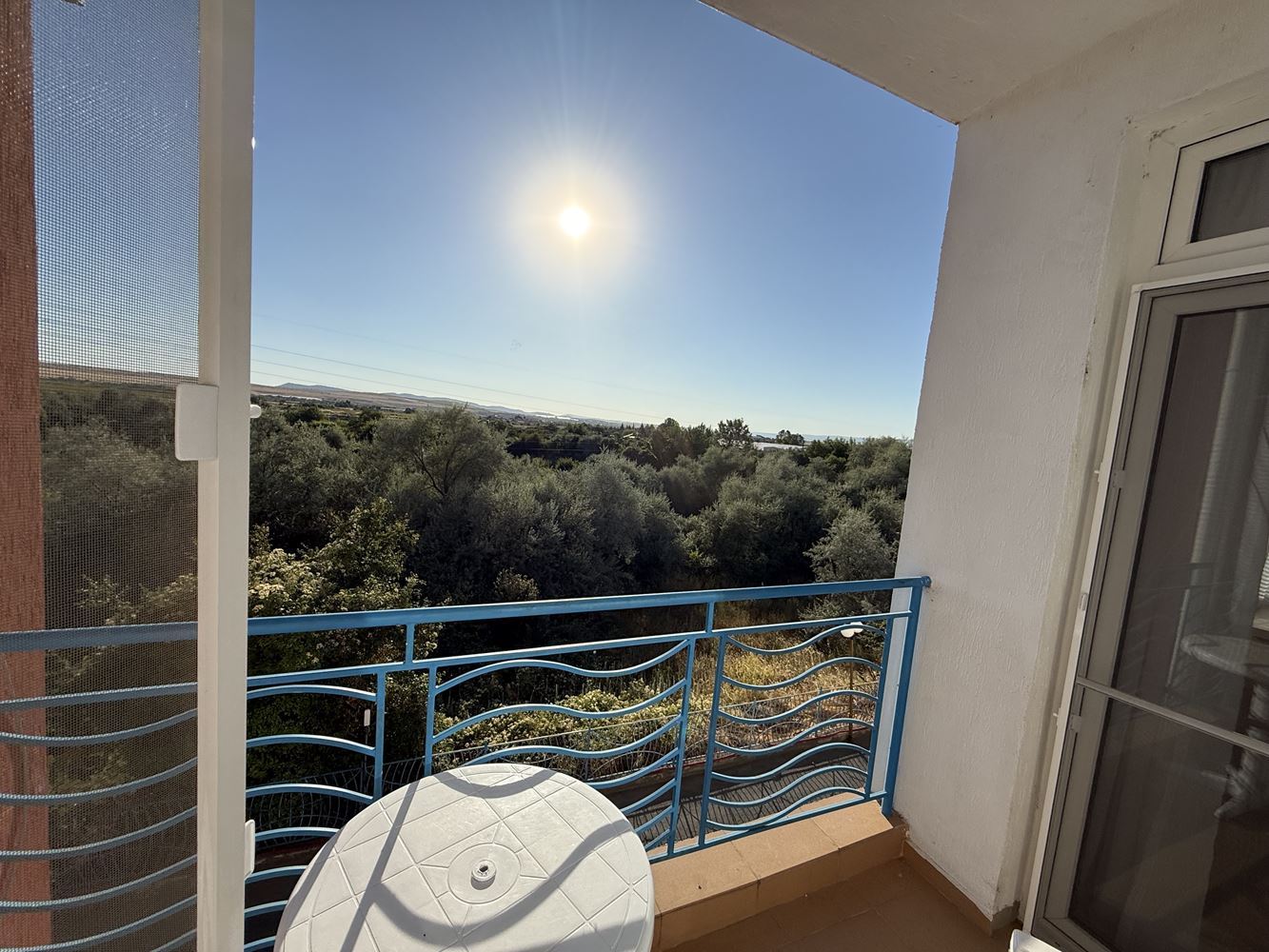 Ein-Zimmer-Wohnung mit Terrasse in Sonnenstrand – Komfort und ganzjährige Sicherheit