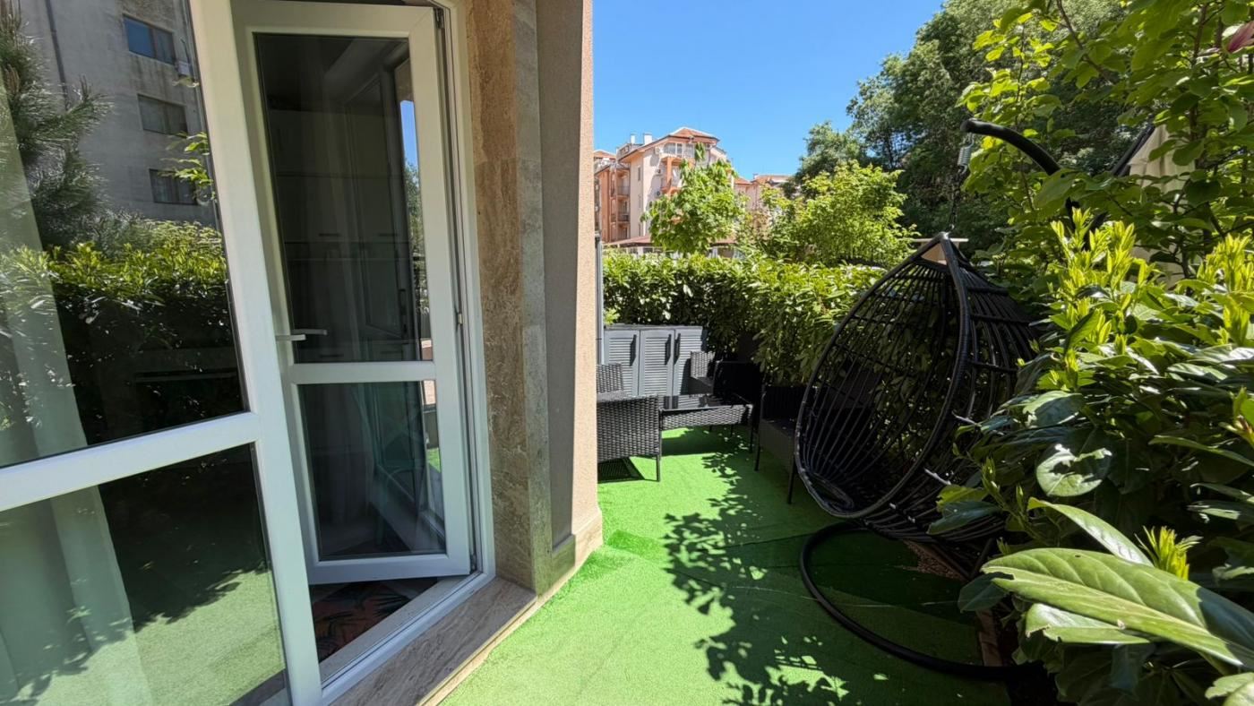 Luxus-Studio mit großer Veranda in einer prestigeträchtigen Anlage in Sonnenstrand – Komfort, Grünflächen und SPA-Entspannung