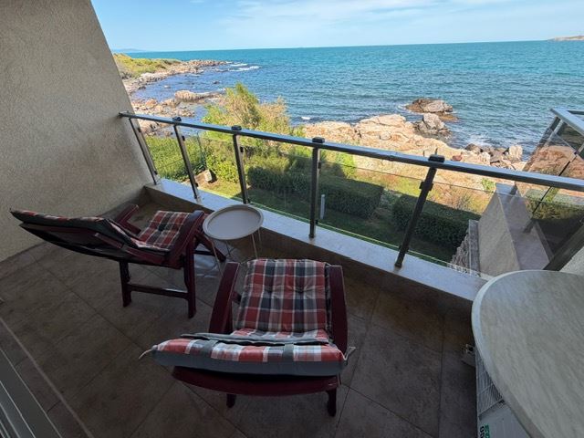 Geräumiges Appartment mit zwei Schlafzimmern in erster Meereslinie mit frontalem Panoramablick auf das Meer