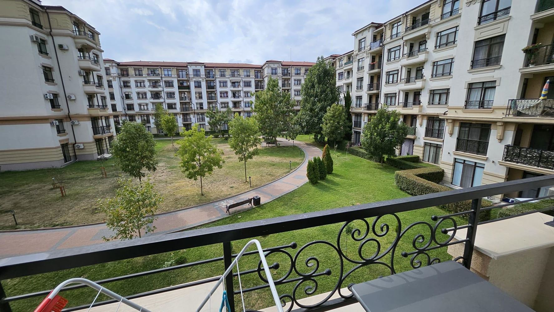 Gemütliche Zweizimmerwohnung in Pomorie mit niedriger Jahresgebühr und Blick auf einen begrünten Innenhof