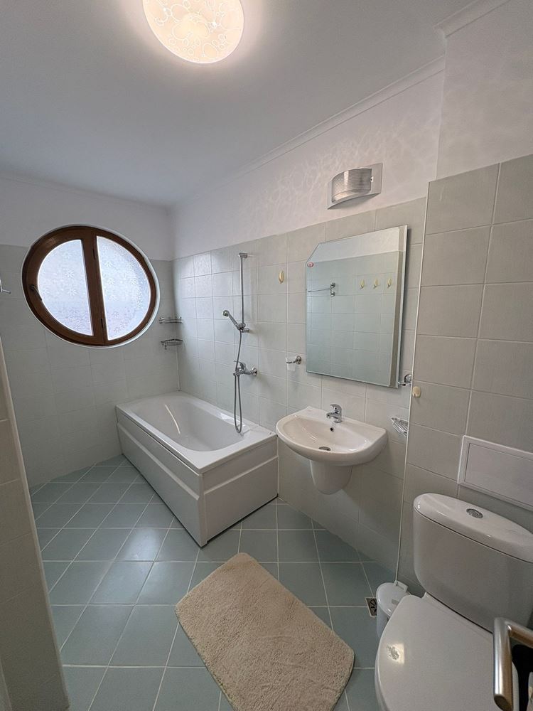 Panoramische Zwei-Zimmer-Wohnung in erster Meereslinie in Pomorie mit direktem Meerblick