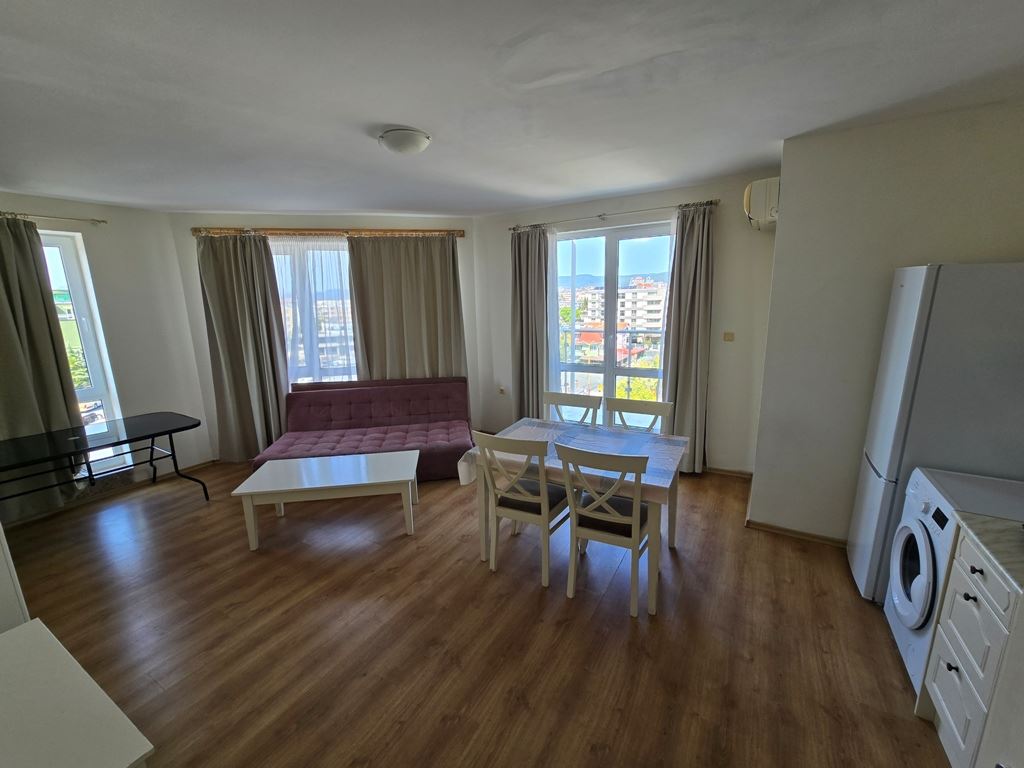 Großzügige Drei Zimmer Wohnung mit hervorragender Lage und Nähe zum Meer