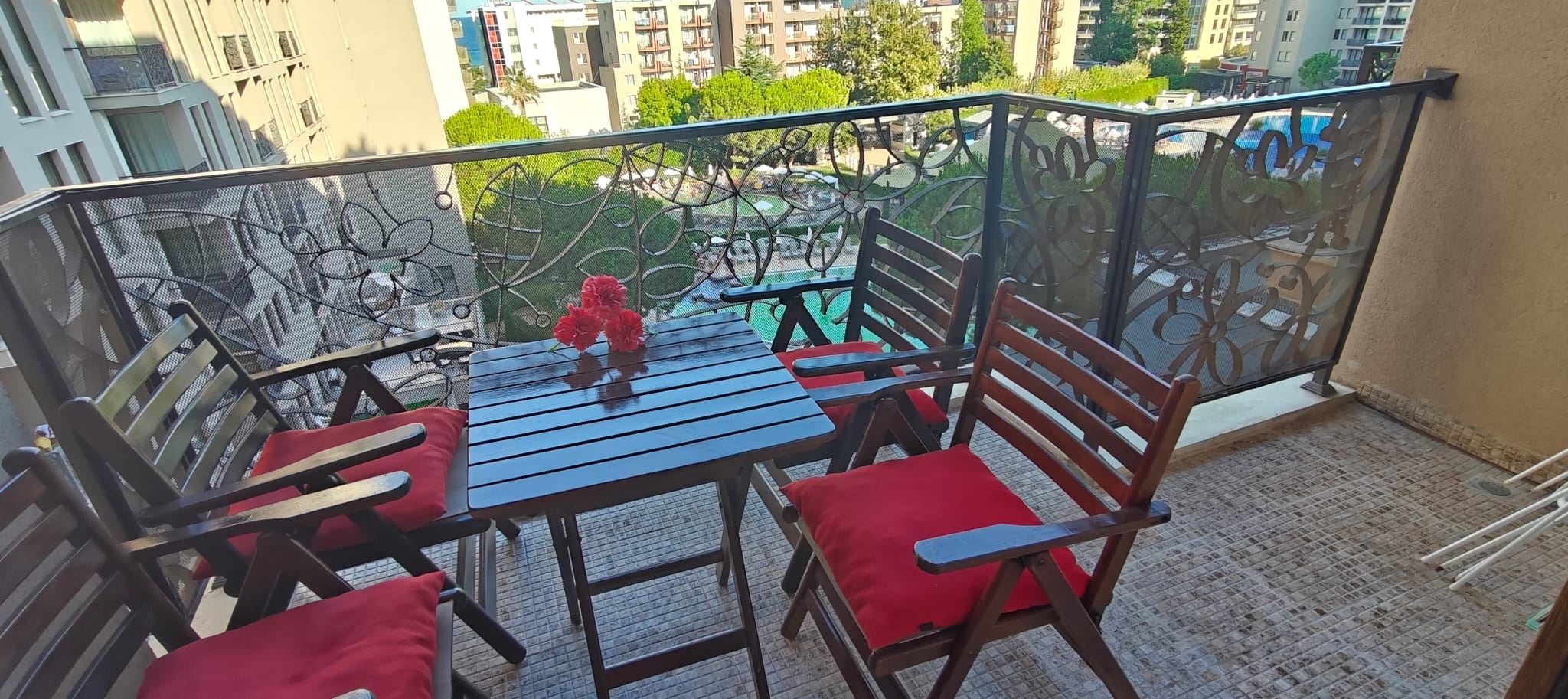2-Zimmer-Wohnung mit Blick auf die Pools und teilweise Meerblick in Sonnenstrand – ausgezeichnete Wahl für Urlaub und Investition