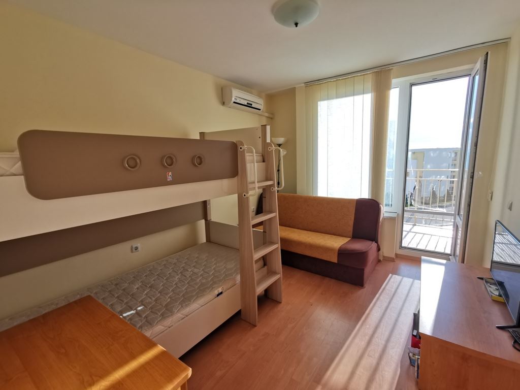Wir bieten Ihnen eine exklusive Drei-Zimmer-Wohnung mit teilweisem Meerblick, gelegen in einer der gefragtesten und sehr gepflegten Anlagen in Sweti Wlas. 