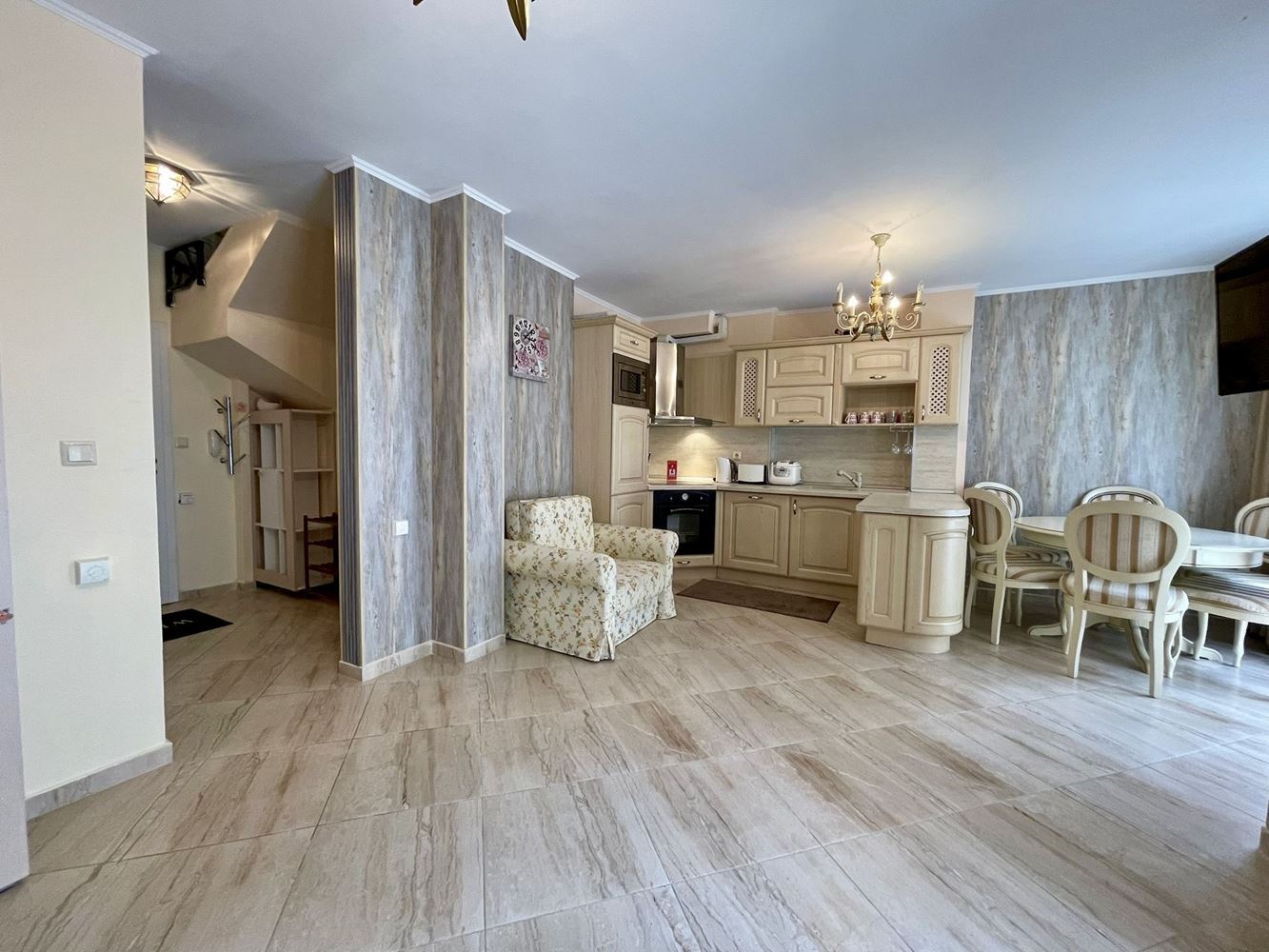 Luxuriöses Maisonette-Apartment mit Garten in Elite-Komplex – Komfort und Entspannung in Meeresnähe