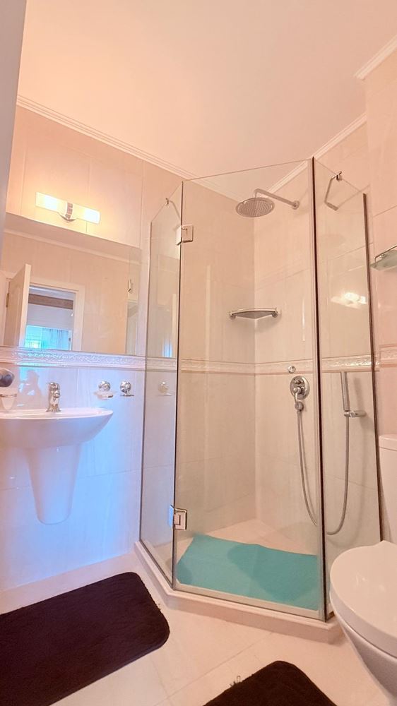 Luxuriöse 2-Zimmer-Wohnung in einer Anlage in Nessebar – 200 m vom Strand, Pool- und Gartenblick