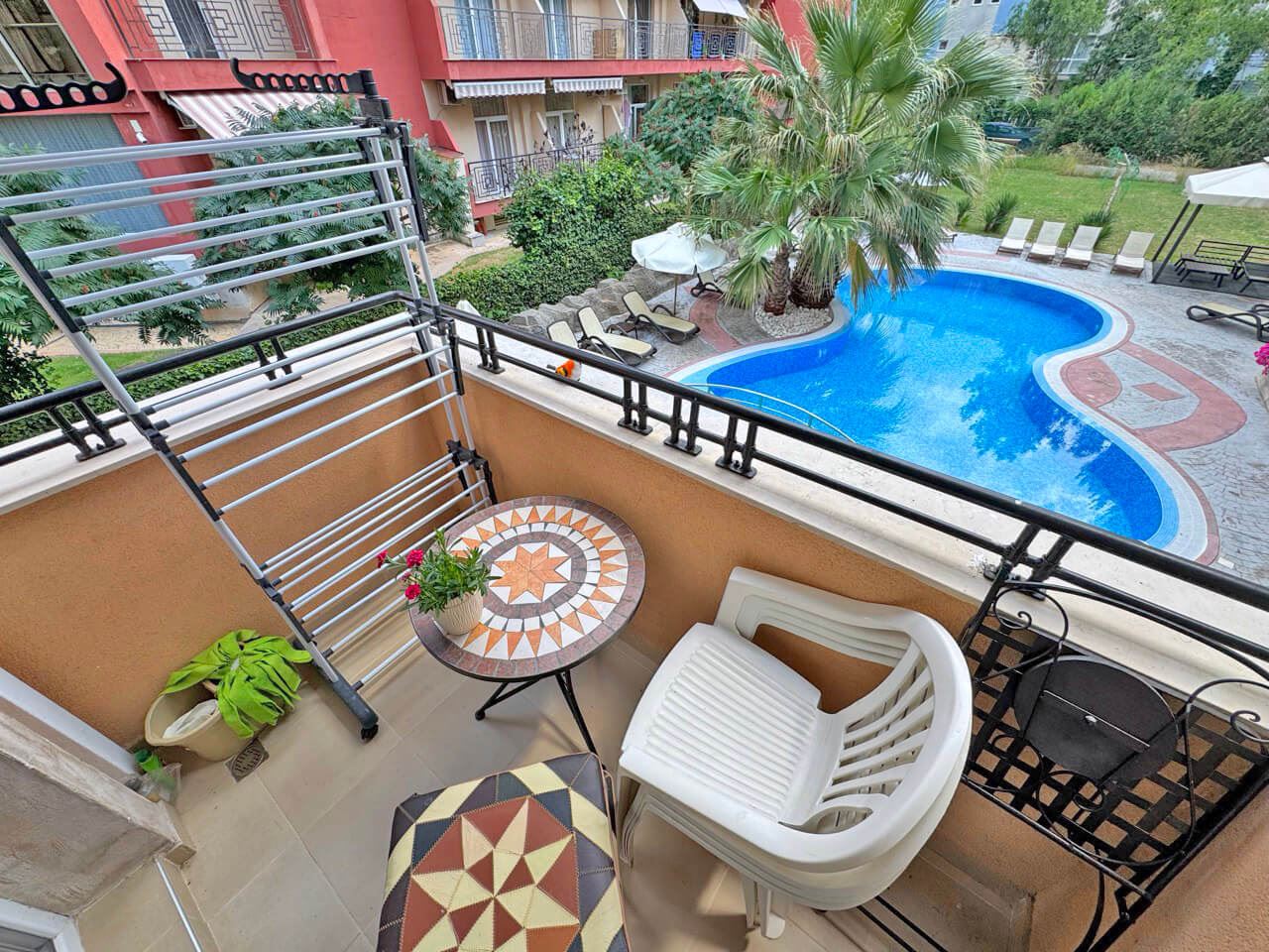 Luxuriöse Zweizimmerwohnung mit Poolblick in einer prestigeträchtigen Anlage in Sonnenstrand