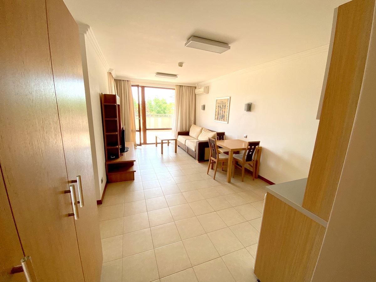 Zwei-Zimmer-Wohnung (mit einem Schlafzimmer) in erster Meereslinie in Ravda – Luxus, Natur und beeindruckender Poolblick