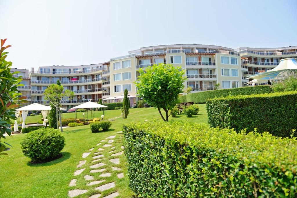 Wohnung mit einem Schlafzimmer und Meerblick in Chernomorets – hervorragende Immobilie in einer Anlage 200 Meter vom Strand entfernt