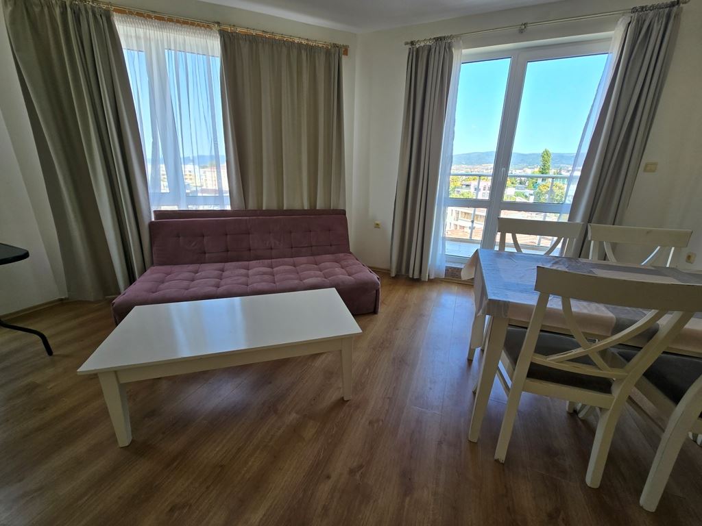 Großzügige Drei Zimmer Wohnung mit hervorragender Lage und Nähe zum Meer