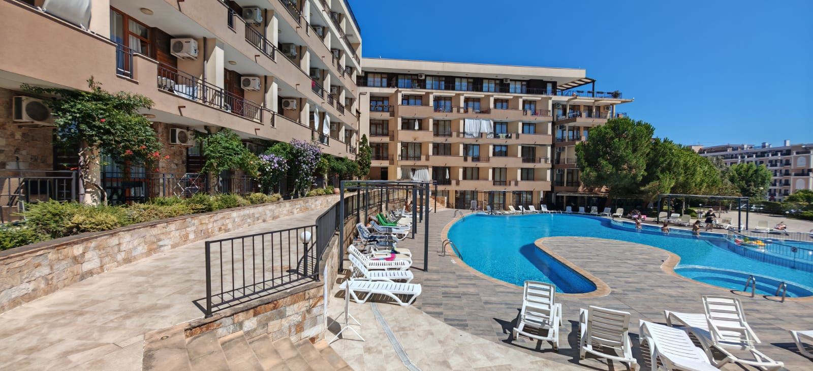 Ausgezeichnete Gelegenheit in Sveti Vlas – möblierte geräumige Zweizimmerwohnung mit einem Schlafzimmer in Strandnähe