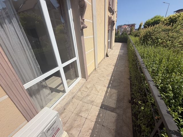 Gemütliche Zweizimmerwohnung mit riesiger Terrasse in Ravda – Ihr persönlicher Freiraum am Meer
