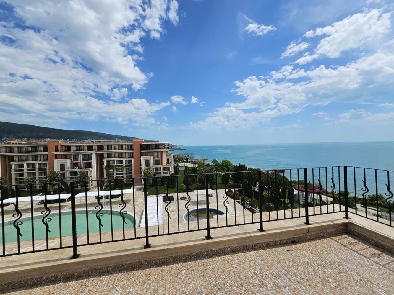 Sveti Vlas – Drei-Zimmer-Wohnung mit direktem Panoramablick auf das Meer in einer Anlage in erster Linie