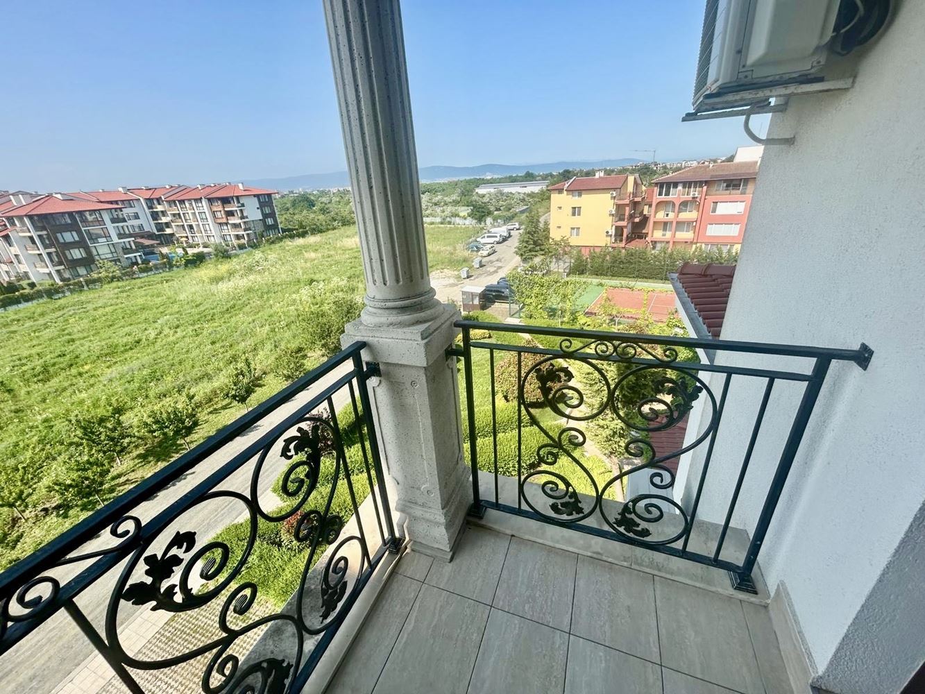 Großzügige Drei-Zimmer-Wohnung mit Meerpanorama in einem prestigeträchtigen Komplex in Nessebar – Komfort, Raum und beeindruckende Ausblicke