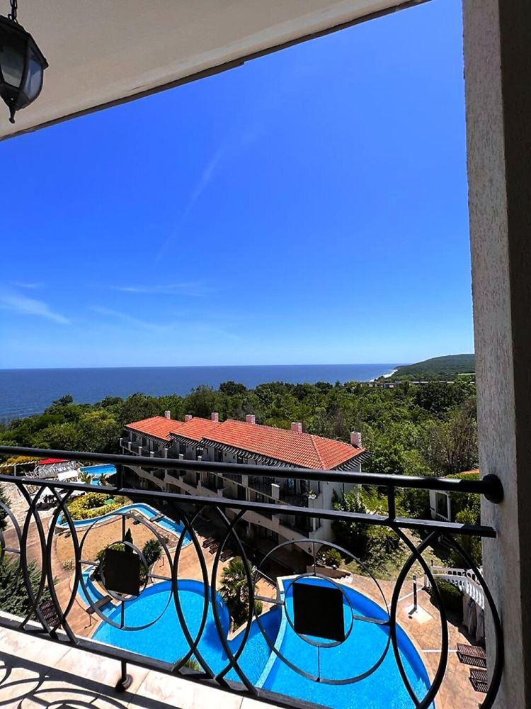 Wunderschöne Zweizimmerwohnung mit Meerblick in einer luxuriösen Anlage direkt am Strand in Obzor