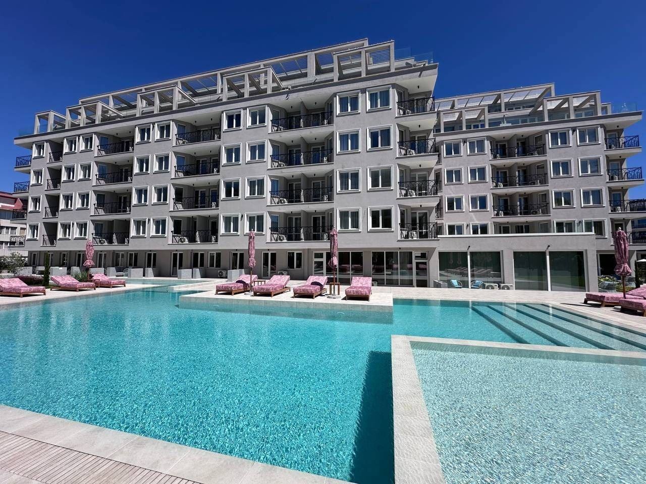 Sonnenstrand – neue Drei-Zimmer-Wohnung (Apartment mit zwei Schlafzimmern) mit großer Terrasse und Poolblick