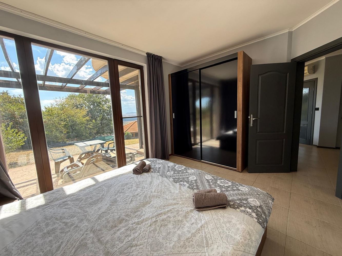 Geräumige 3-Zimmer-Wohnung mit zwei Schlafzimmern und schönem Ausblick in einer ruhigen Anlage nahe Sonnenstrand