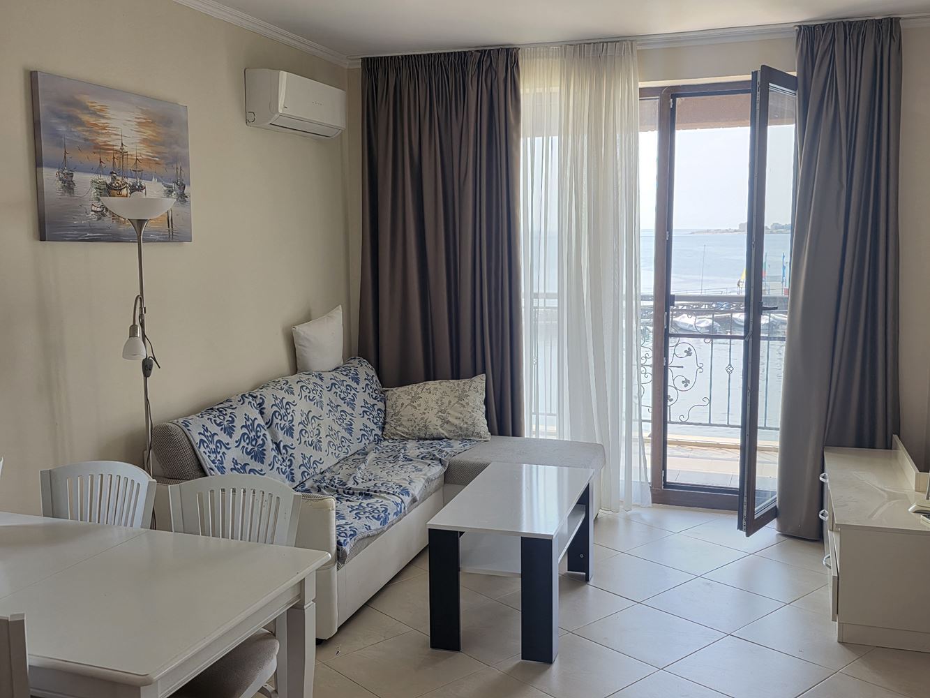 Zweizimmerwohnung in erster Meereslinie mit frontalem Meerblick in Nessebar