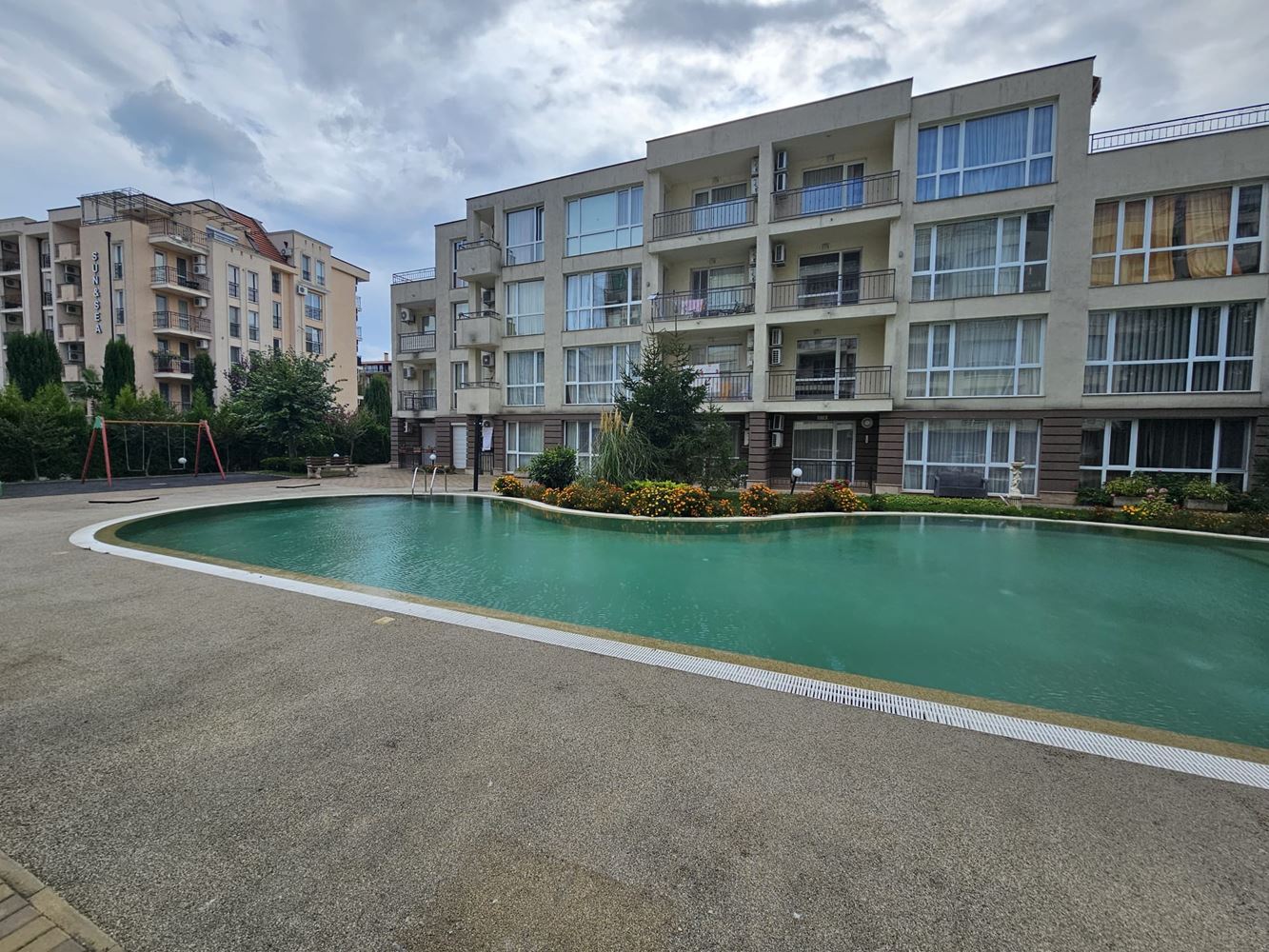 Zweizimmerwohnung inmitten von viel Grün in einer Anlage mit Swimmingpool und Kinderspielplatz