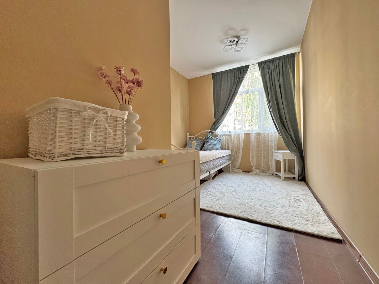Geräumige Drei-Zimmer-Wohnung mit Poolblick in Sonnenstrand