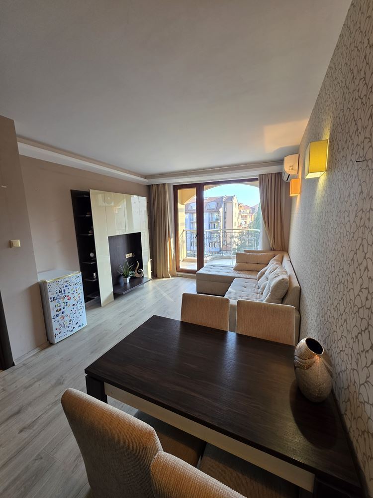 Herrliche Wohnung mit einem Schlafzimmer in einer Anlage in Sonnenstrand – Blick auf den Pool; Stil und Komfort
