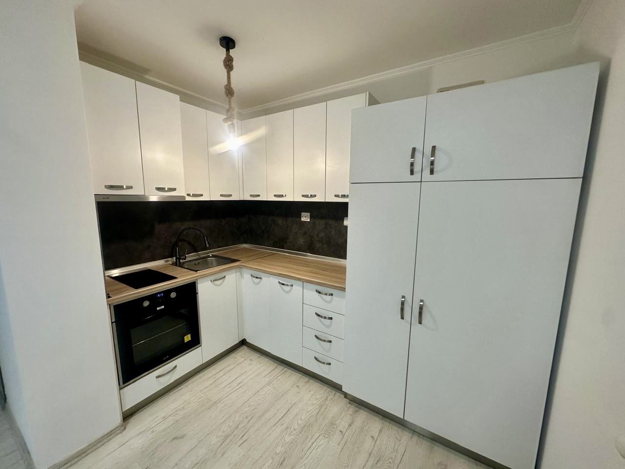 Geräumiges Erdgeschoss-Studio mit Terrasse und Möglichkeit zur Umwandlung in eine Ein-Zimmer-Wohnung – nur 300 m vom Meer