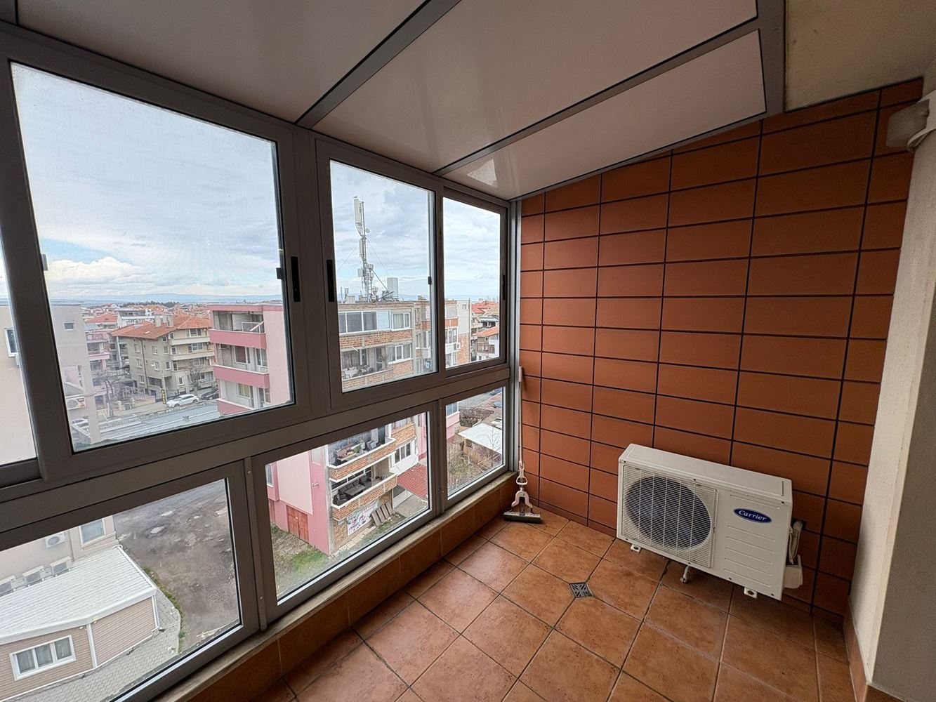 Panoramische Zwei-Zimmer-Wohnung in erster Meereslinie in Pomorie mit direktem Meerblick