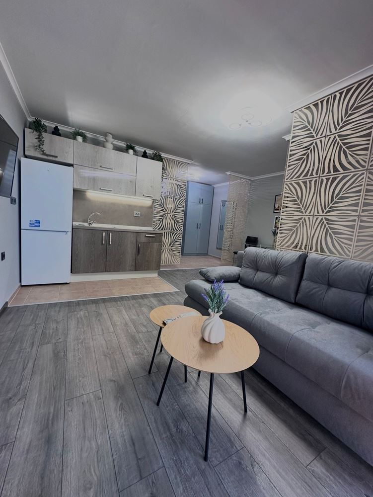 Zwei-Zimmer-Wohnung mit teilweisem Meerblick in Sveti Vlas – möbliert, nach Renovierung, in einer luxuriösen geschlossenen Anlage