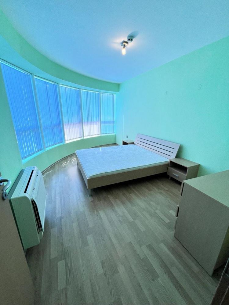 Geräumige Wohnung mit einem Schlafzimmer und Poolblick in einer hervorragend gepflegten Anlage in Pomorie