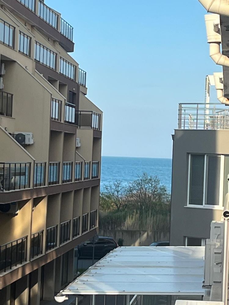 Geräumige 3-Zimmer-Wohnung mit Panoramaterrasse und Meerblick im Herzen von Pomorie