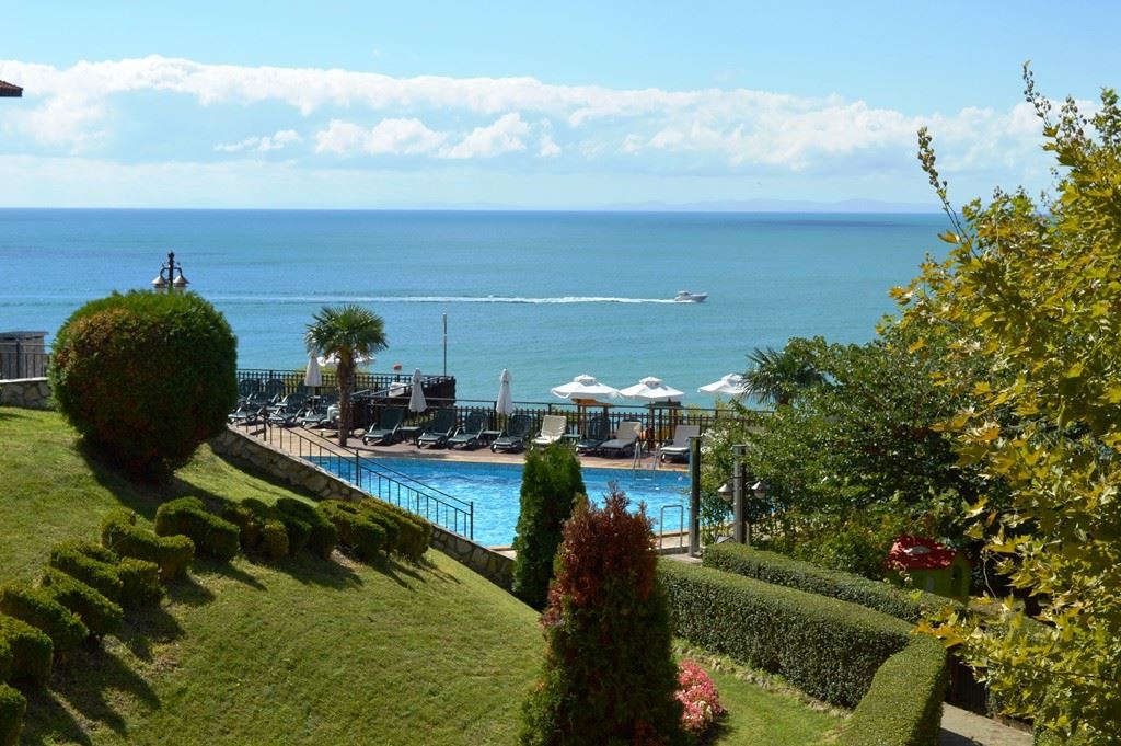 Luxus in erster Meereslinie – stilvolle Wohnung mit Veranda, privatem Garten und Meerblick in Sveti Vlas