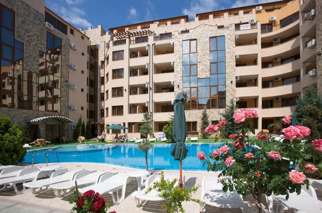 3-Zimmer-Wohnung mit luxuriöser Renovierung in Sonnenstrand – Blick auf den Pool und Möglichkeit zur Ratenzahlung