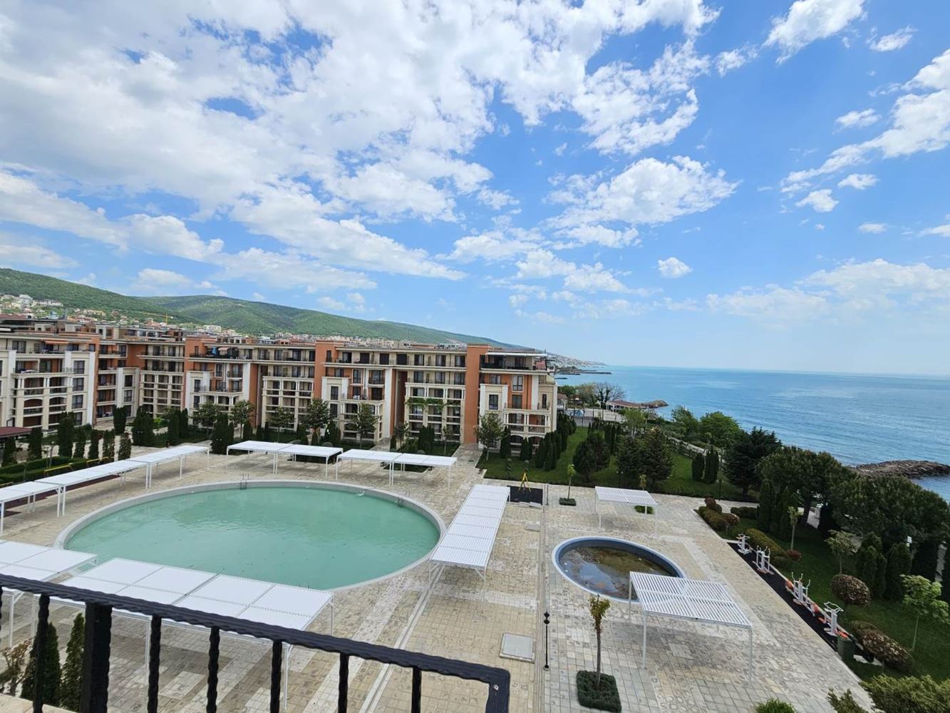 Sveti Vlas – Drei-Zimmer-Wohnung mit direktem Panoramablick auf das Meer in einer Anlage in erster Linie