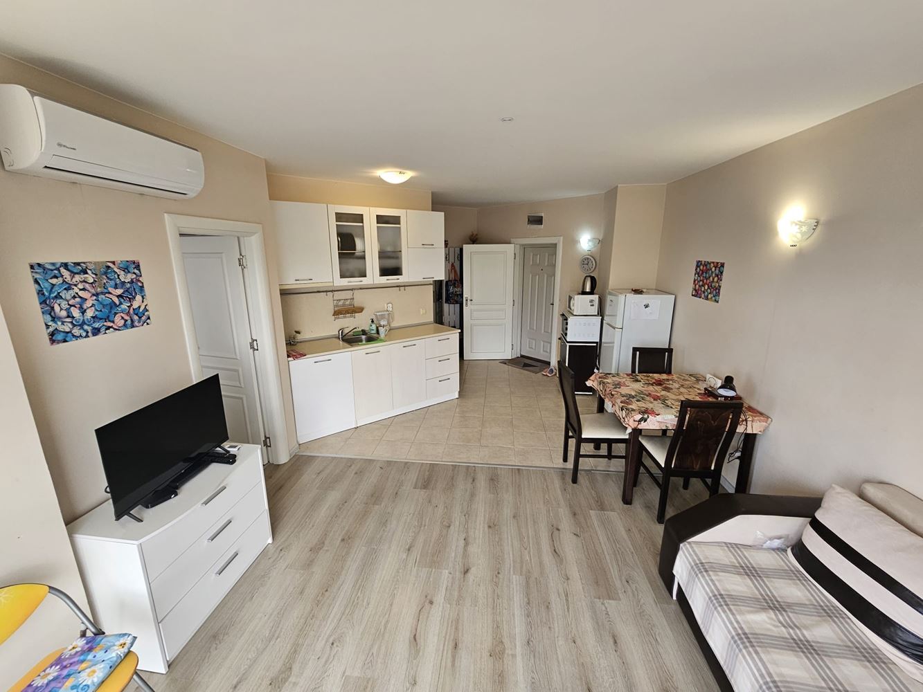 Zweizimmerwohnung inmitten von viel Grün in einer Anlage mit Swimmingpool und Kinderspielplatz