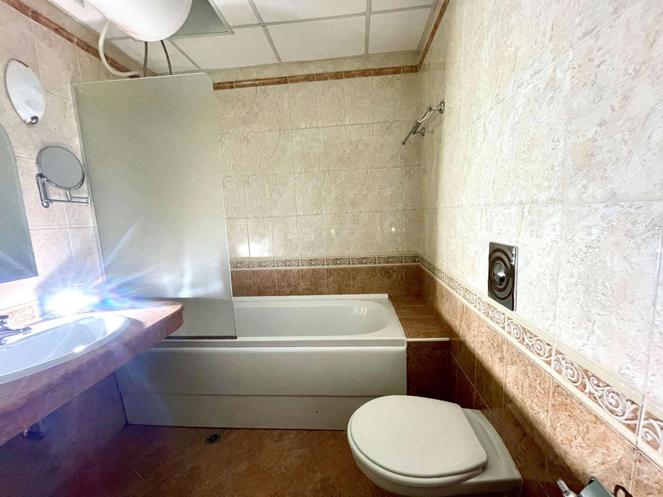 Geräumige Wohnung mit einem Schlafzimmer in erster Meereslinie in Pomorie mit Meerblick