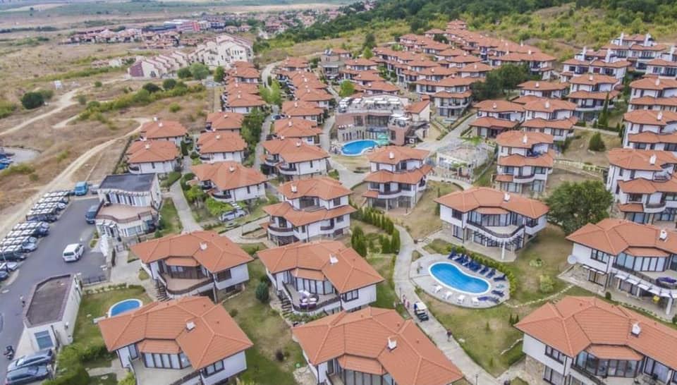 Renovierte 2-Zimmer-Wohnung mit Panoramablick in einer modernen Anlage nahe Sonnenstrand