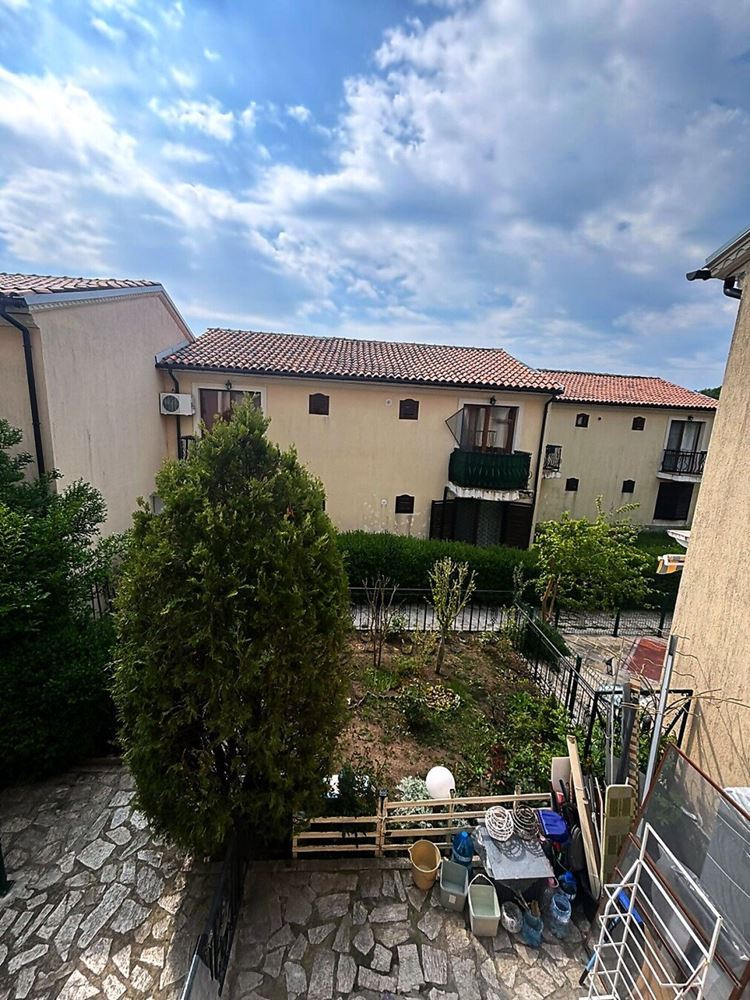 Helle Zweizimmerwohnung mit großer Terrasse und Blick ins Grüne in Elenite