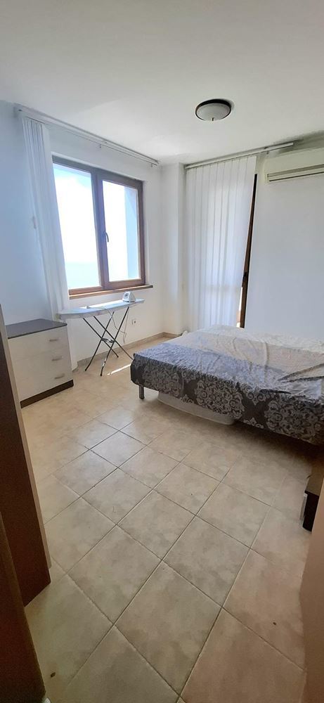 3-Zimmer-Wohnung in erster Linie mit frontalem Meerblick in Pomorie. Mit Tiefgaragenstellplatz!