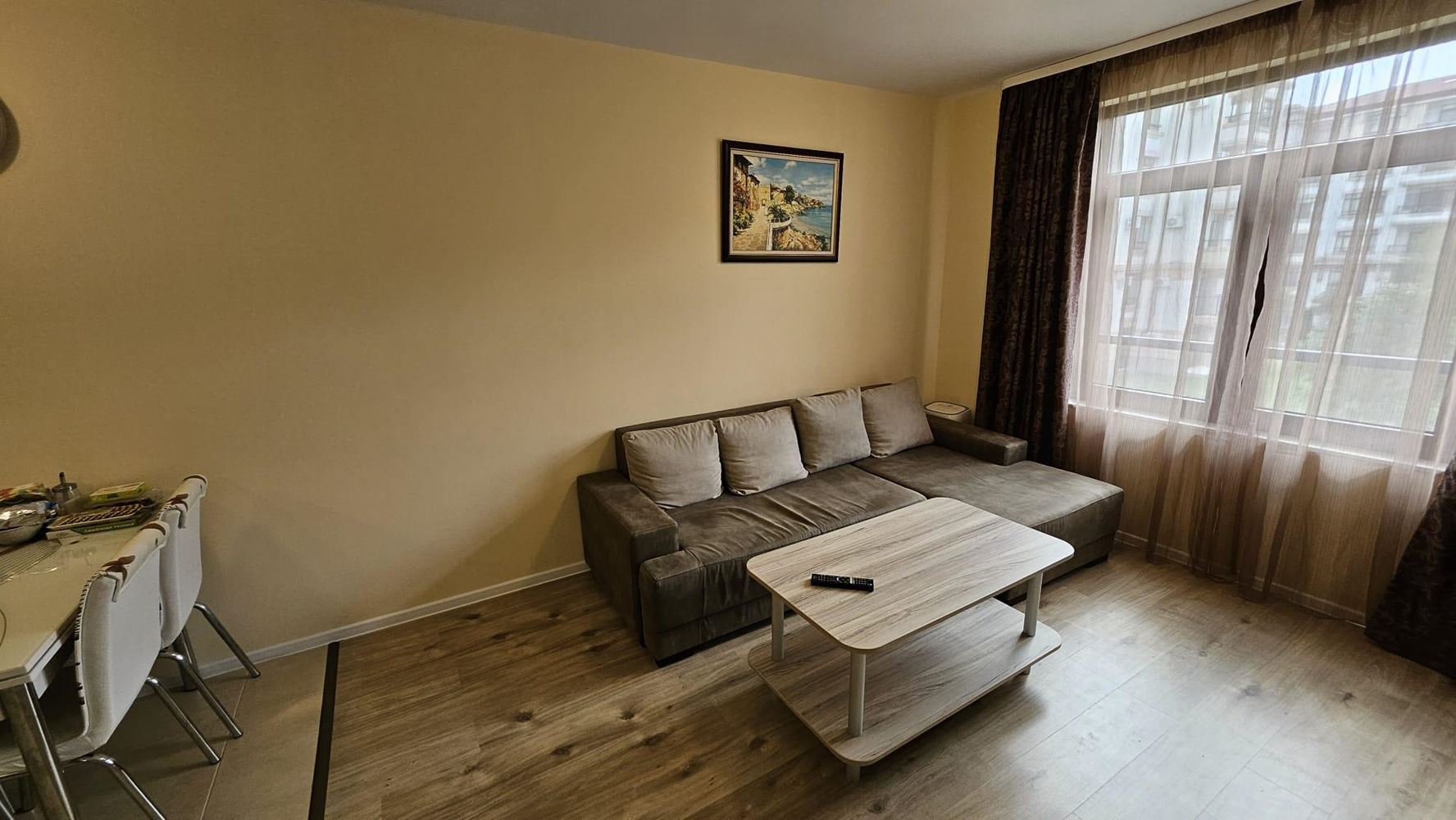 Gemütliche Zweizimmerwohnung in Pomorie mit niedriger Jahresgebühr und Blick auf einen begrünten Innenhof