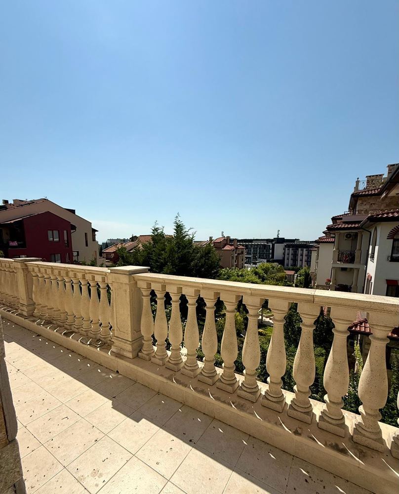 Luxuriöses Maisonette-Apartment mit großzügiger Veranda und Poolblick in Sveti Vlas