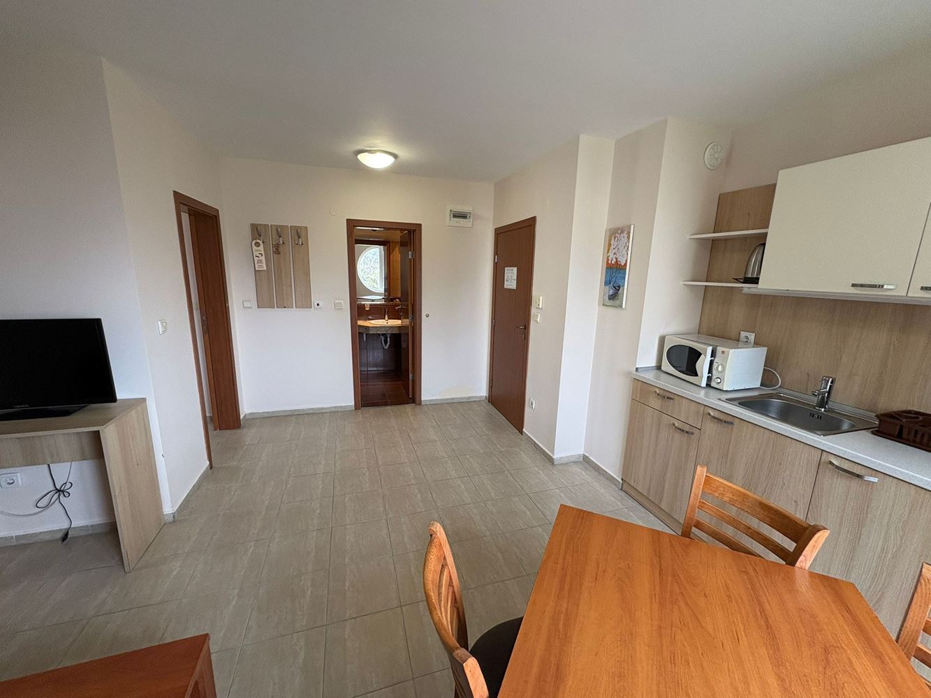 Geräumige Wohnung mit zwei Schlafzimmern, hervorragenden Annehmlichkeiten und bezugsfertig – perfekte Investition und komfortables Zuhause