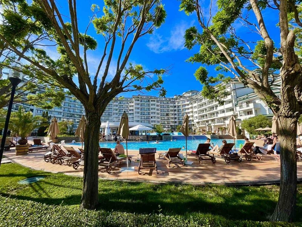 Hoher Standard und vielfältige Annehmlichkeiten – Hervorragende Zwei-Zimmer-Wohnung in einem Luxuskomplex direkt am Meer in Ravda