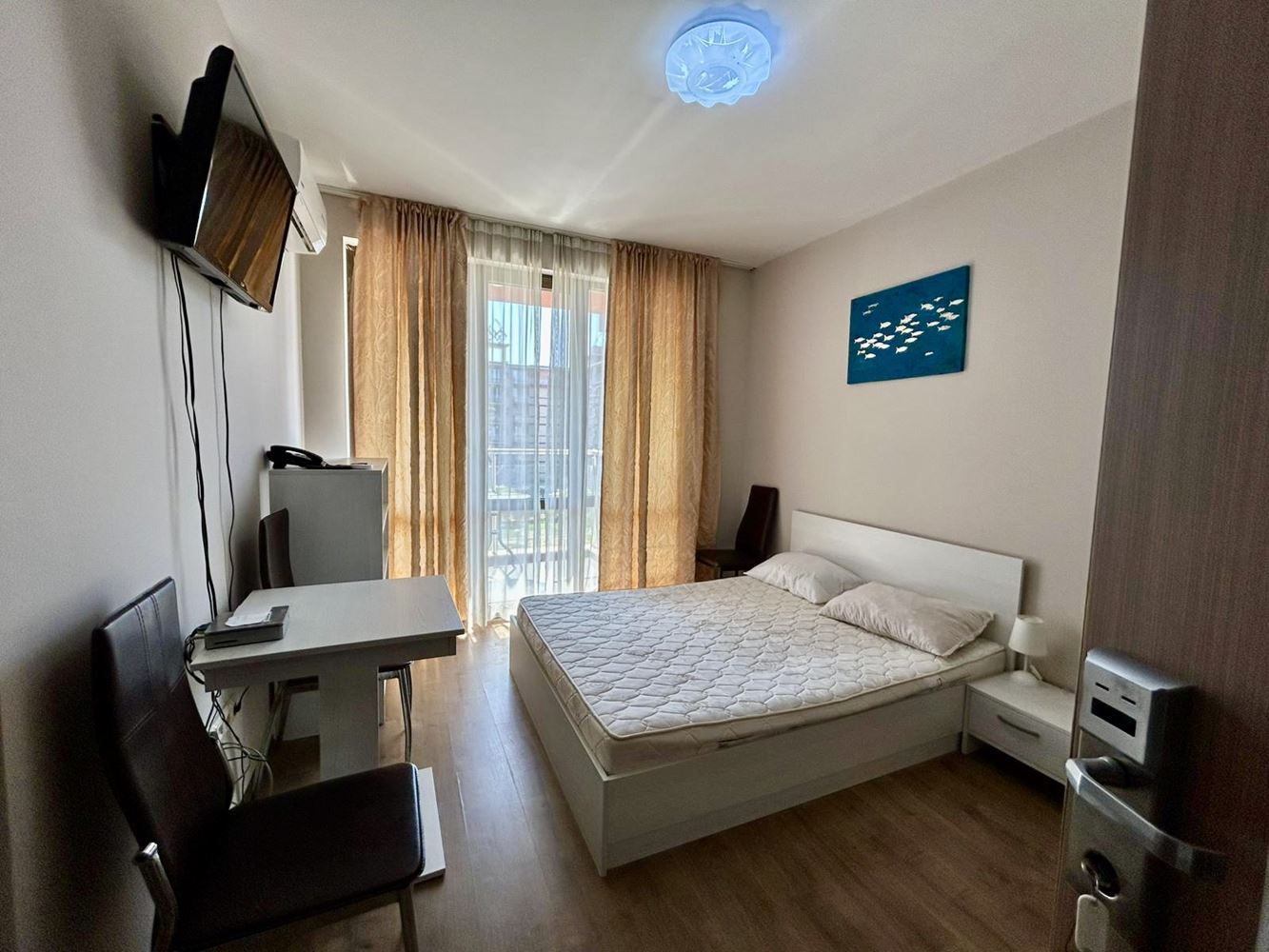 Helles und gemütliches Studio mit Blick auf den schönen Innenbereich – Komfort und Ruhe in einer modernen Anlage