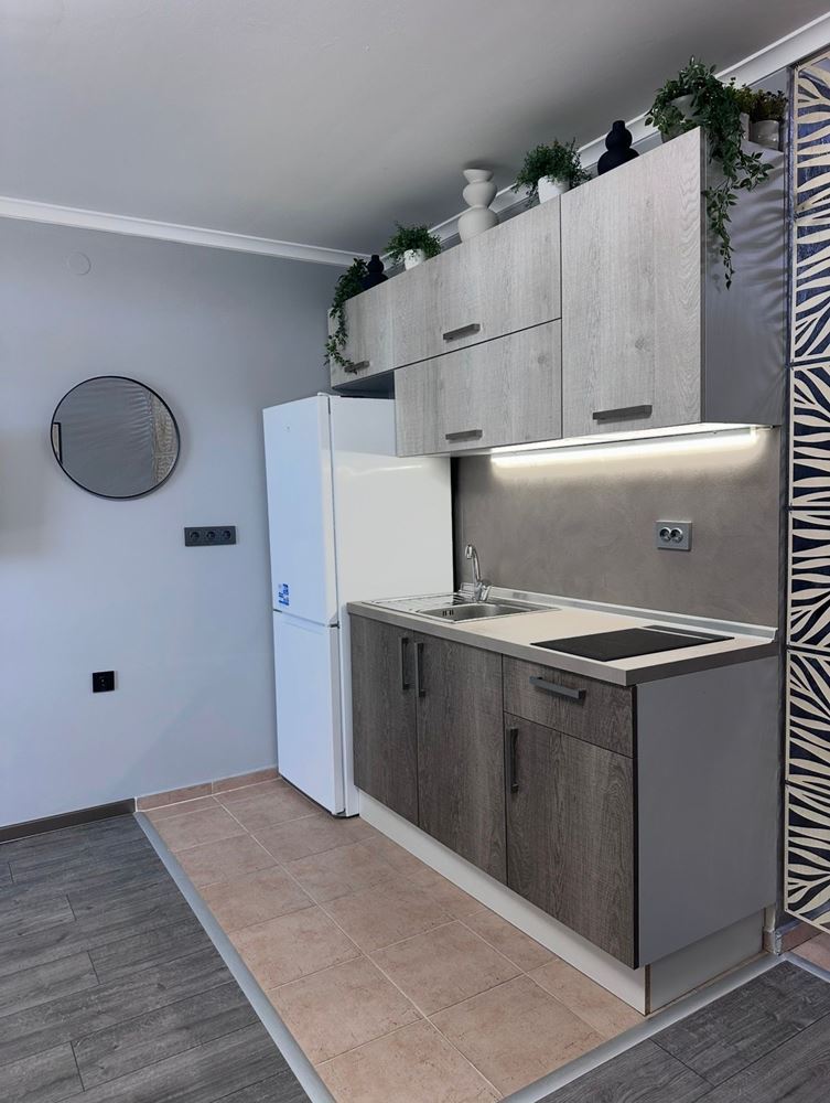 Zwei-Zimmer-Wohnung mit teilweisem Meerblick in Sveti Vlas – möbliert, nach Renovierung, in einer luxuriösen geschlossenen Anlage