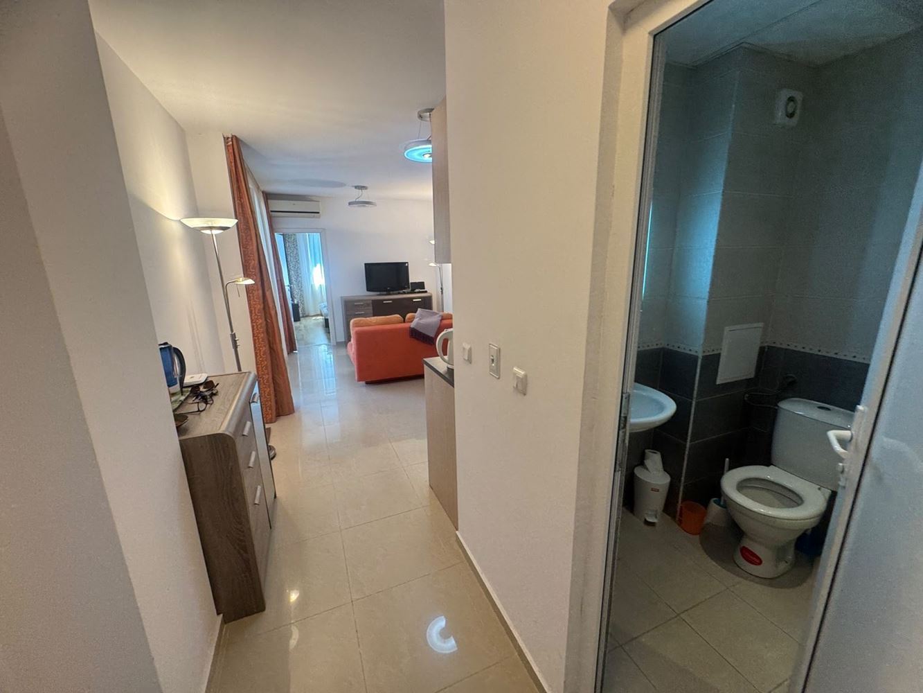 Südlich ausgerichtete 3-Zimmer-Wohnung mit Tiefgaragenstellplatz 200 m vom Meer in Pomorie
