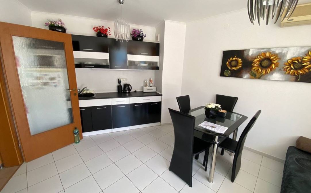 Wohnung mit zwei Schlafzimmern und Meerblick in erster Meereslinie in Elenite – Komfort, Natur und Ruhe