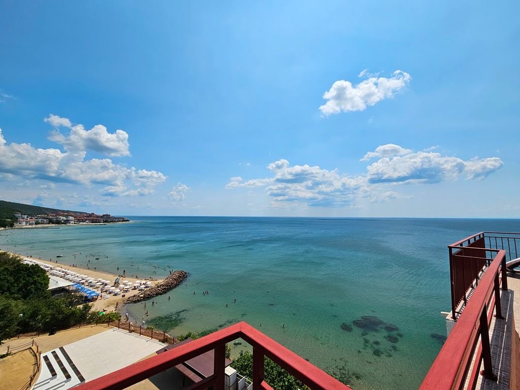 Luxuriöses Panoramaapartment in erster Meereslinie mit zwei Schlafzimmern und einer riesigen Terrasse